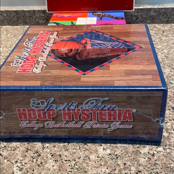 Sports Fan Hoop Hysteria NEW college b-ball game - Picture 7 of 8